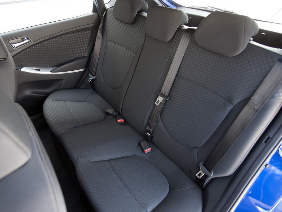  Hyundai Accent 5-Door 2011 года  (US) (фото 3 из 24)
